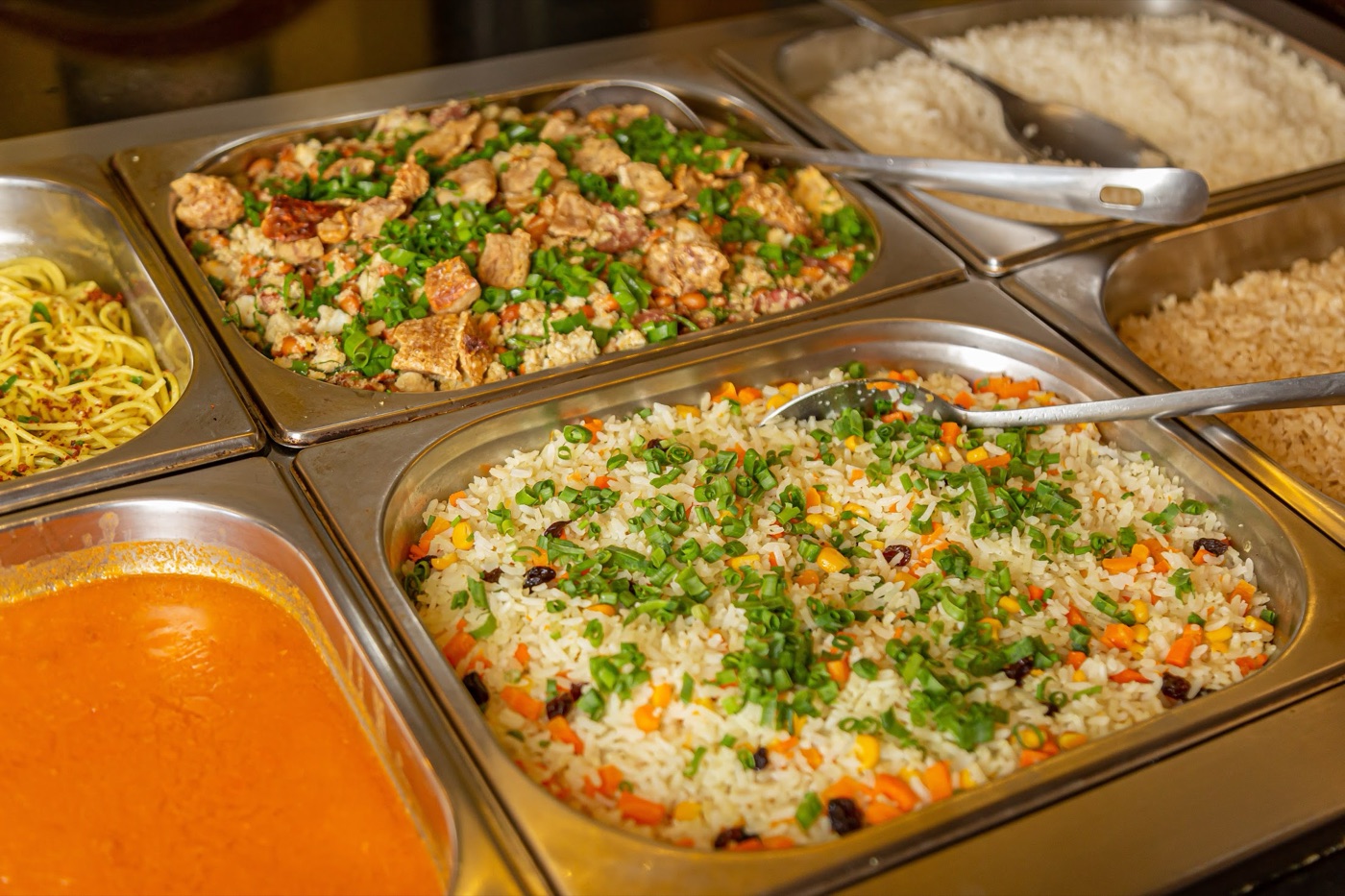 Buffet do self-service com arroz e guarnições