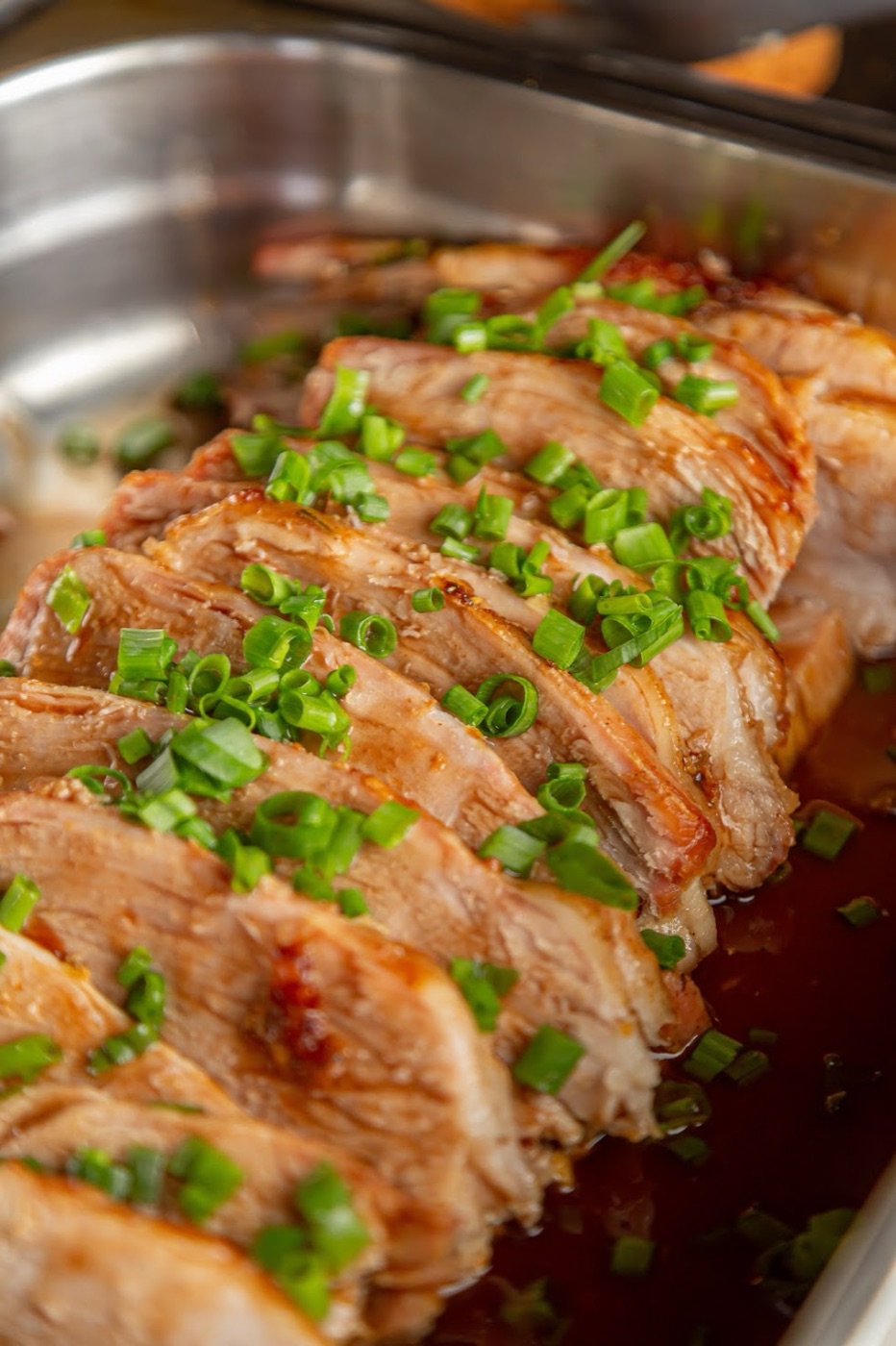 Carne assada fatiada no buffet