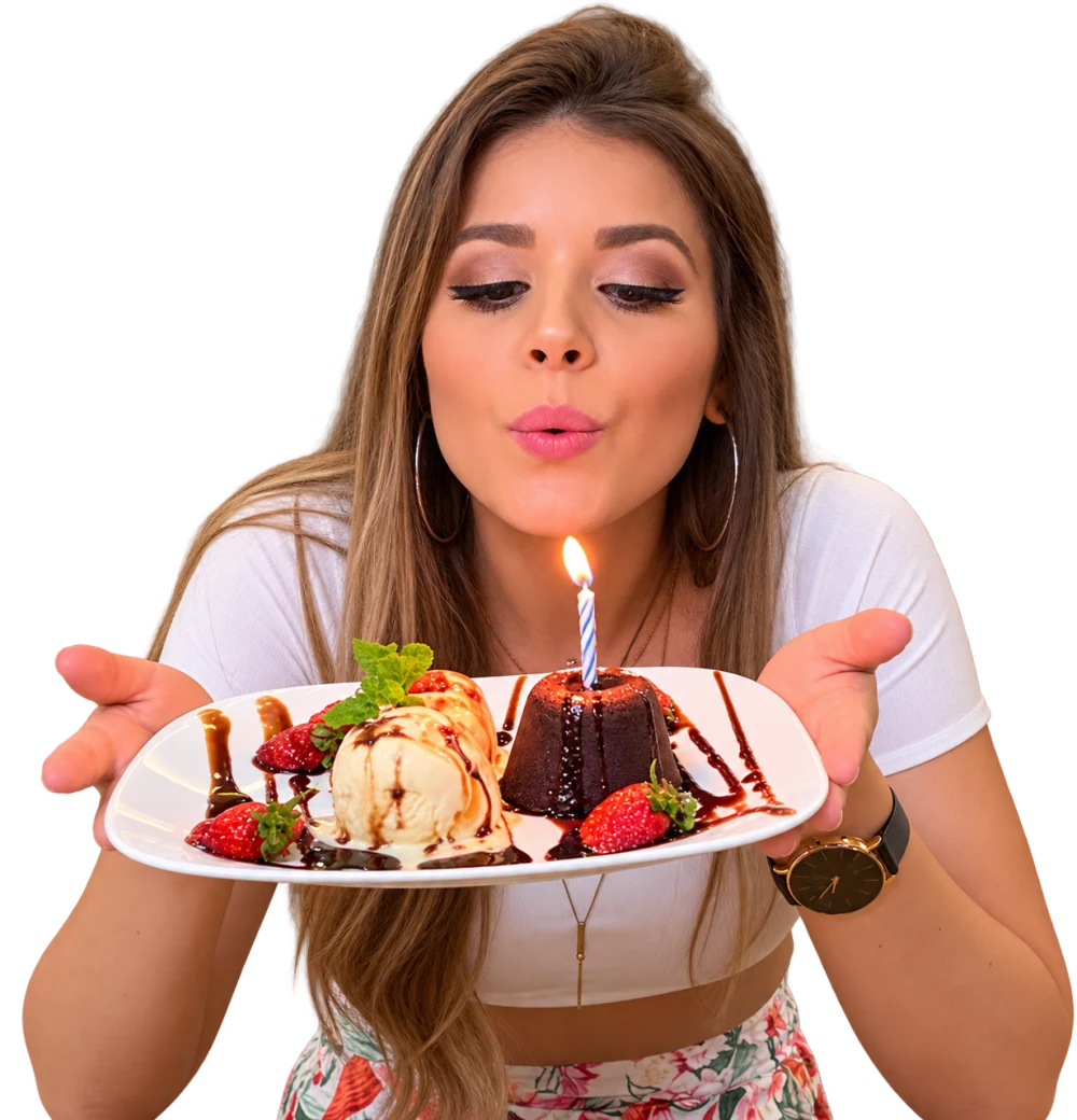 Aniversariante soprando a vela de uma sobremesa do Villa do Príncipe